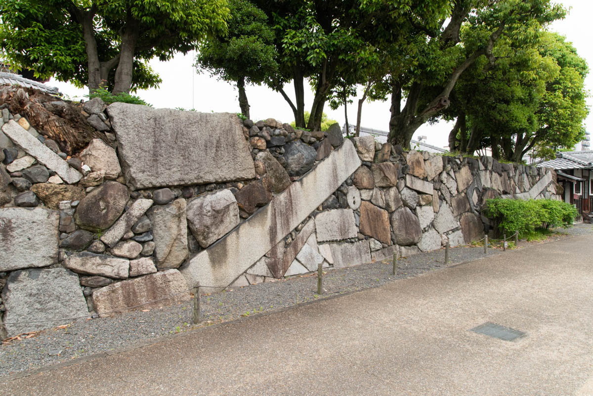 Taka-ishigaki ("High Stone Wall")