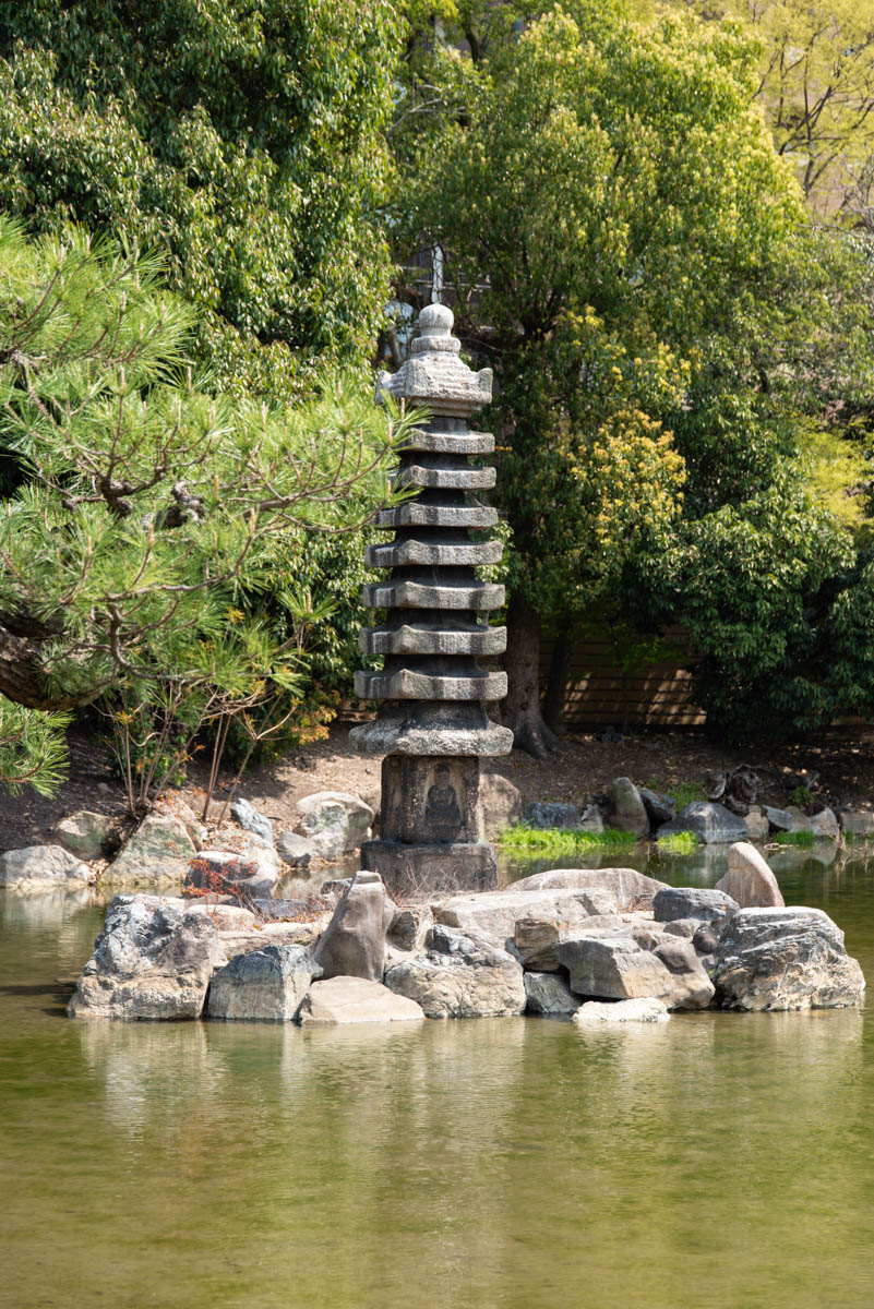 Minamoto no Toru yukari no to ("Memorial Pagoda for Minamoto no Toru")