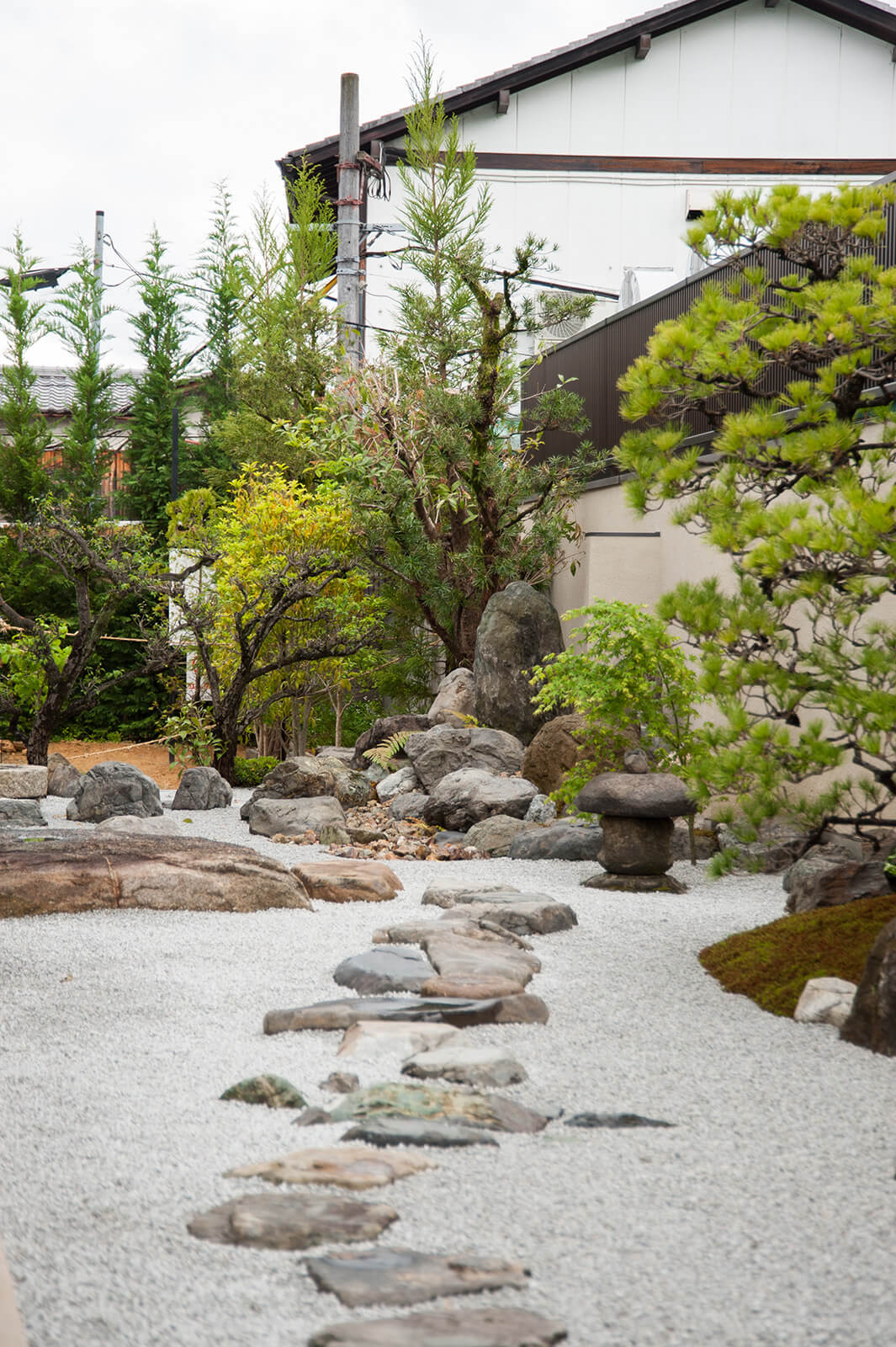 さび色天然橋石★大判庭石★日本庭園★造園★料亭★池